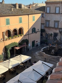 Piazza vor dem Haus
