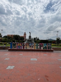 El lugar es hermoso y con muchas tiendas y restaurantes.