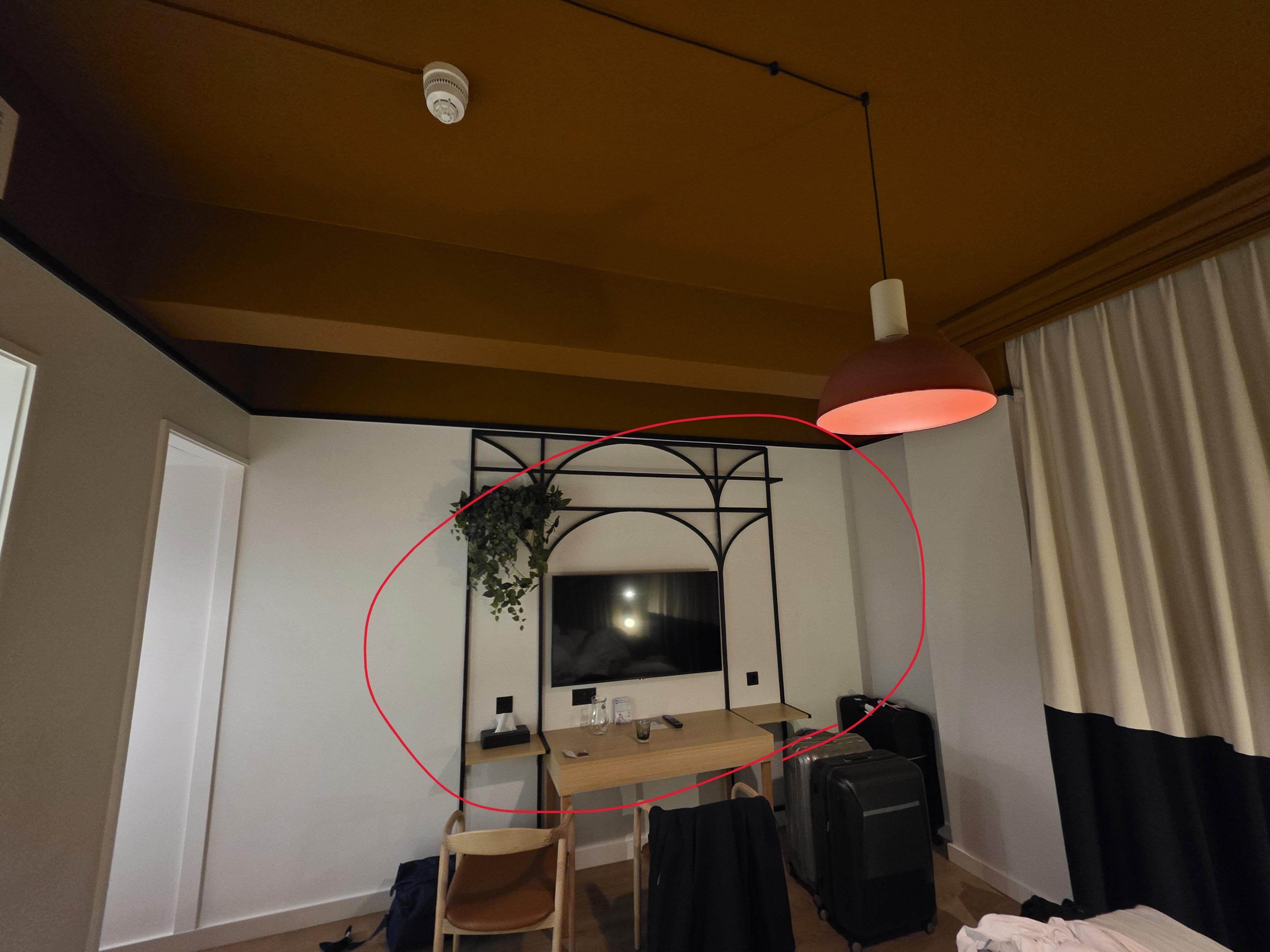 紅線圈出區域很暗