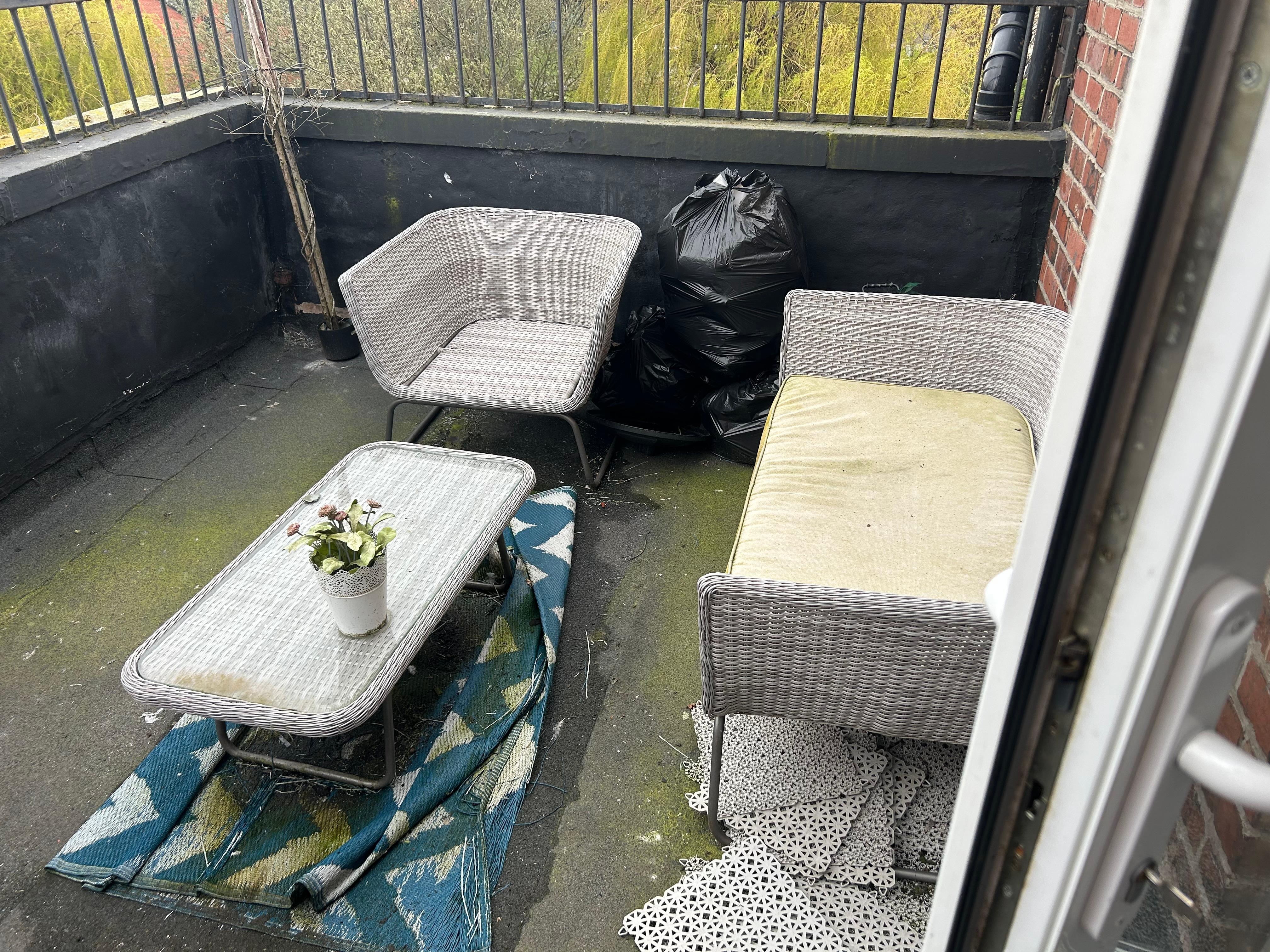 Compare this to the advertised image. There were flies around the rubbish bags. 