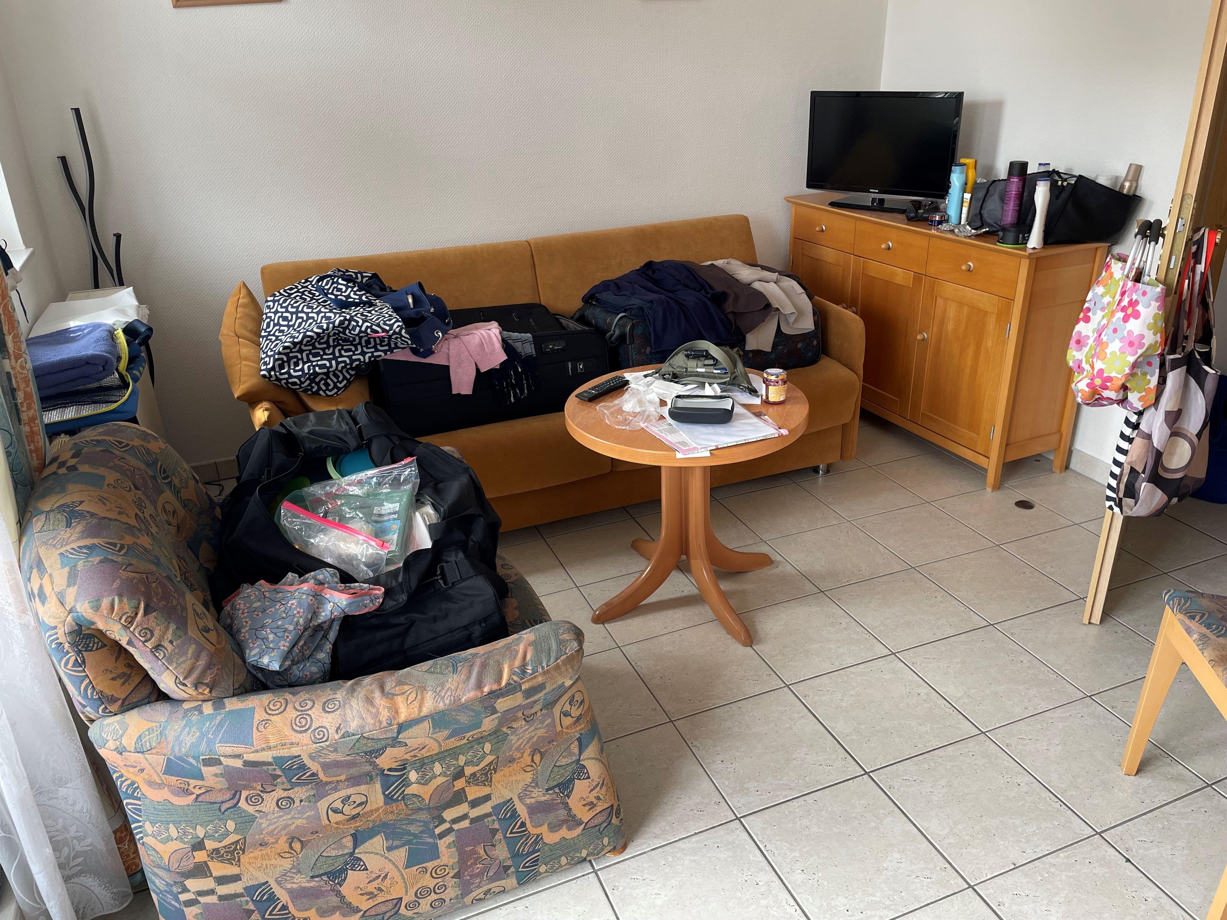 Um im Wohnraum zu sitzen mussten die Koffer in die Küche gelegt werden und zum Essen wiederum die Koffer in den Wohnbereich. Katastrophe.