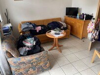 Um im Wohnraum zu sitzen mussten die Koffer in die Küche gelegt werden und zum Essen wiederum die Koffer in den Wohnbereich. Katastrophe.