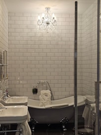 Suite Bathroom 🛁