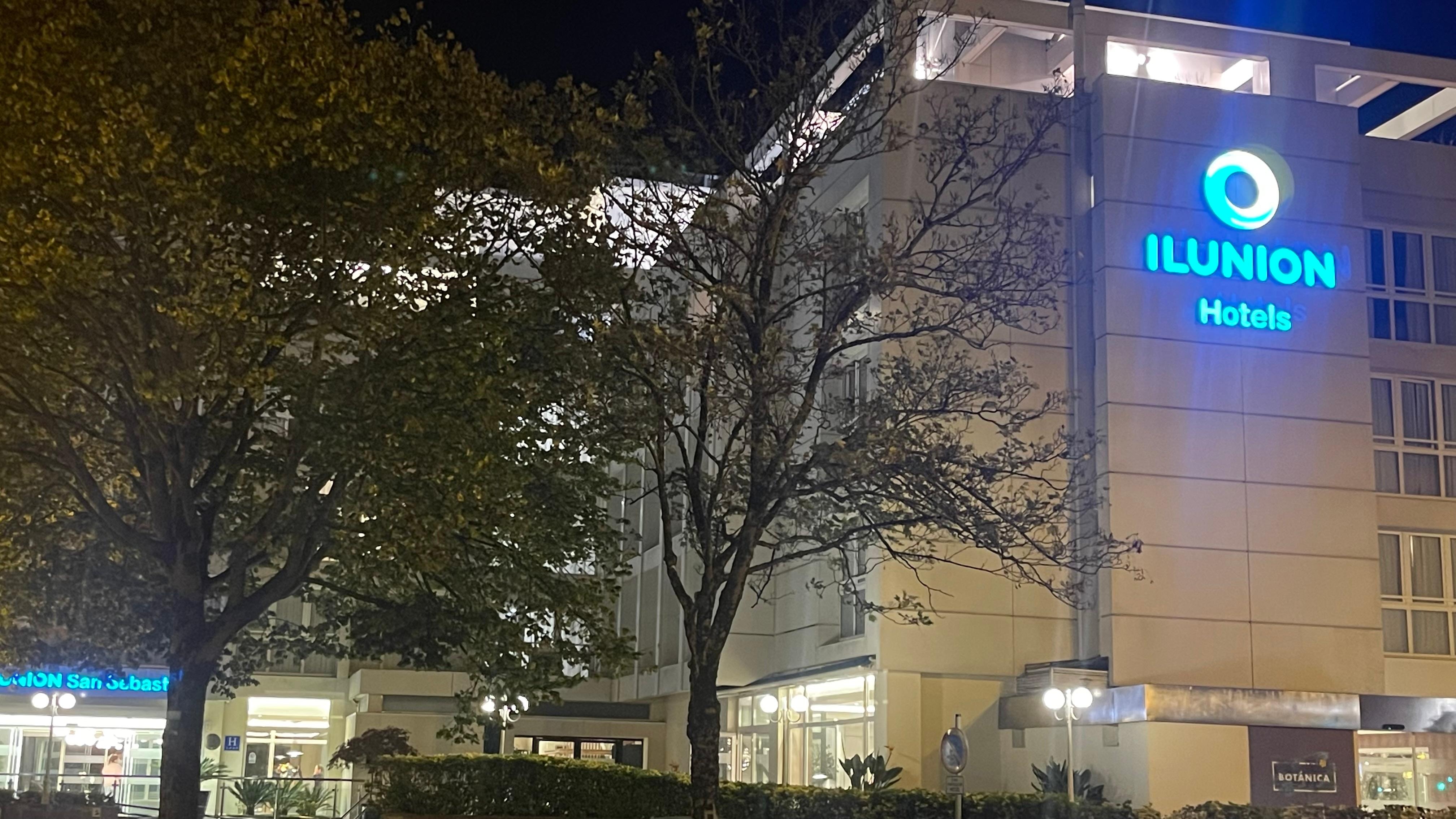 Solo tengo esa no hice ninguna dentro pero está muy equilibrada la decoración y mobiliario tb la habitación todo de 10