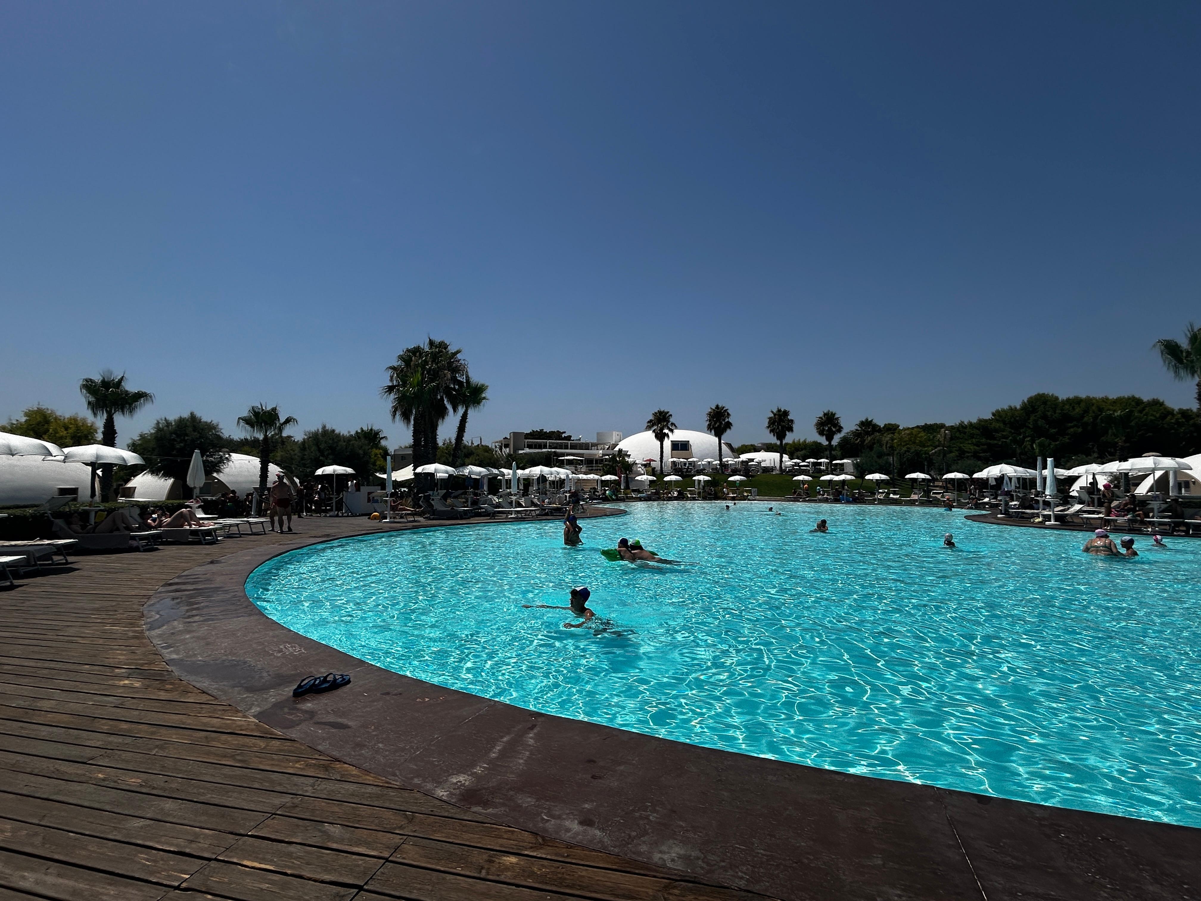 通常のプールに加えて、海水のプールがあります。