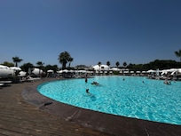 通常のプールに加えて、海水のプールがあります。