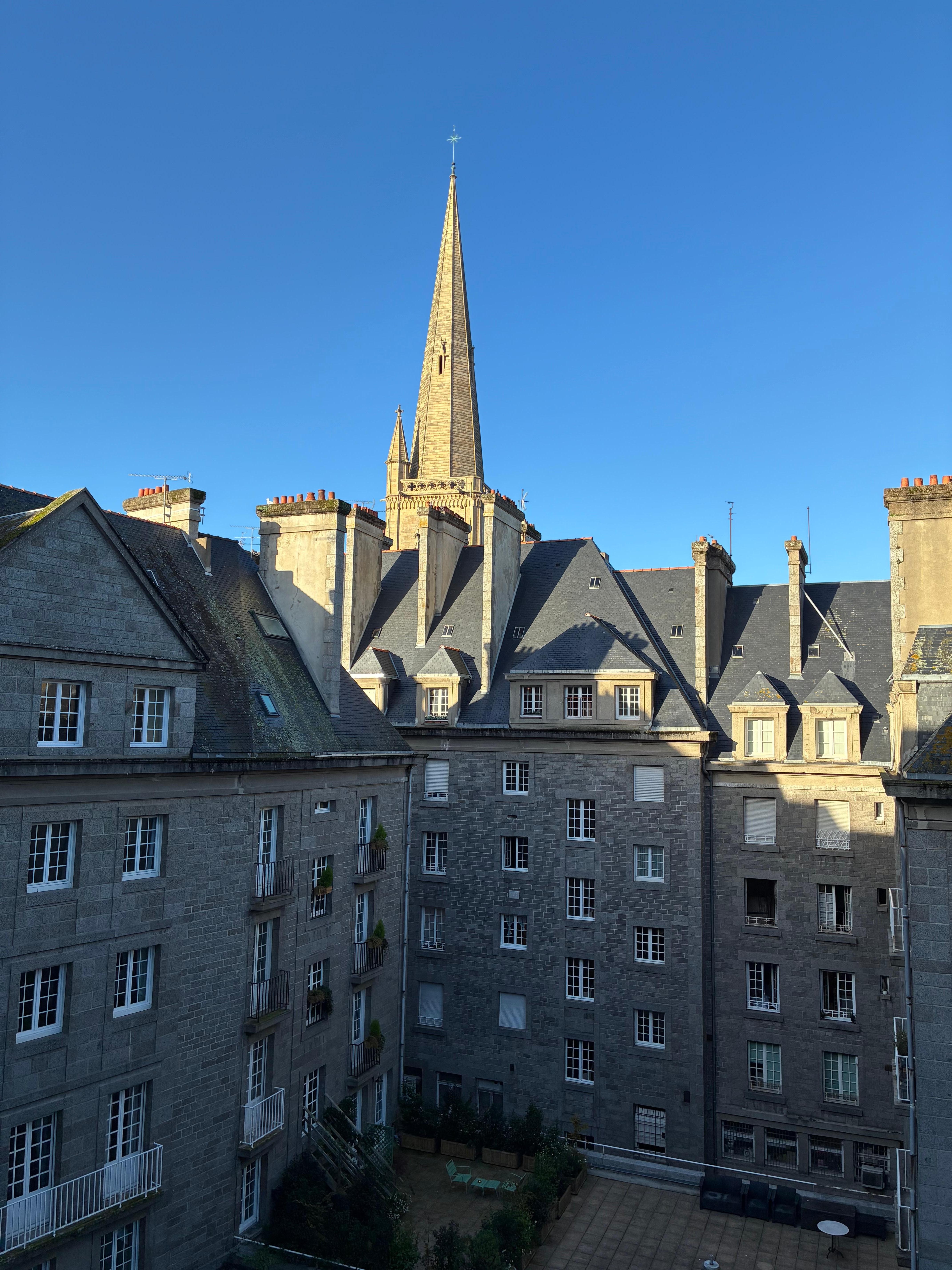 C’est au 5 eme étage avec ascenseur.
Vue sur le clocher de la cathédrale.