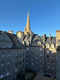 C’est au 5 eme étage avec ascenseur.
Vue sur le clocher de la cathédrale.