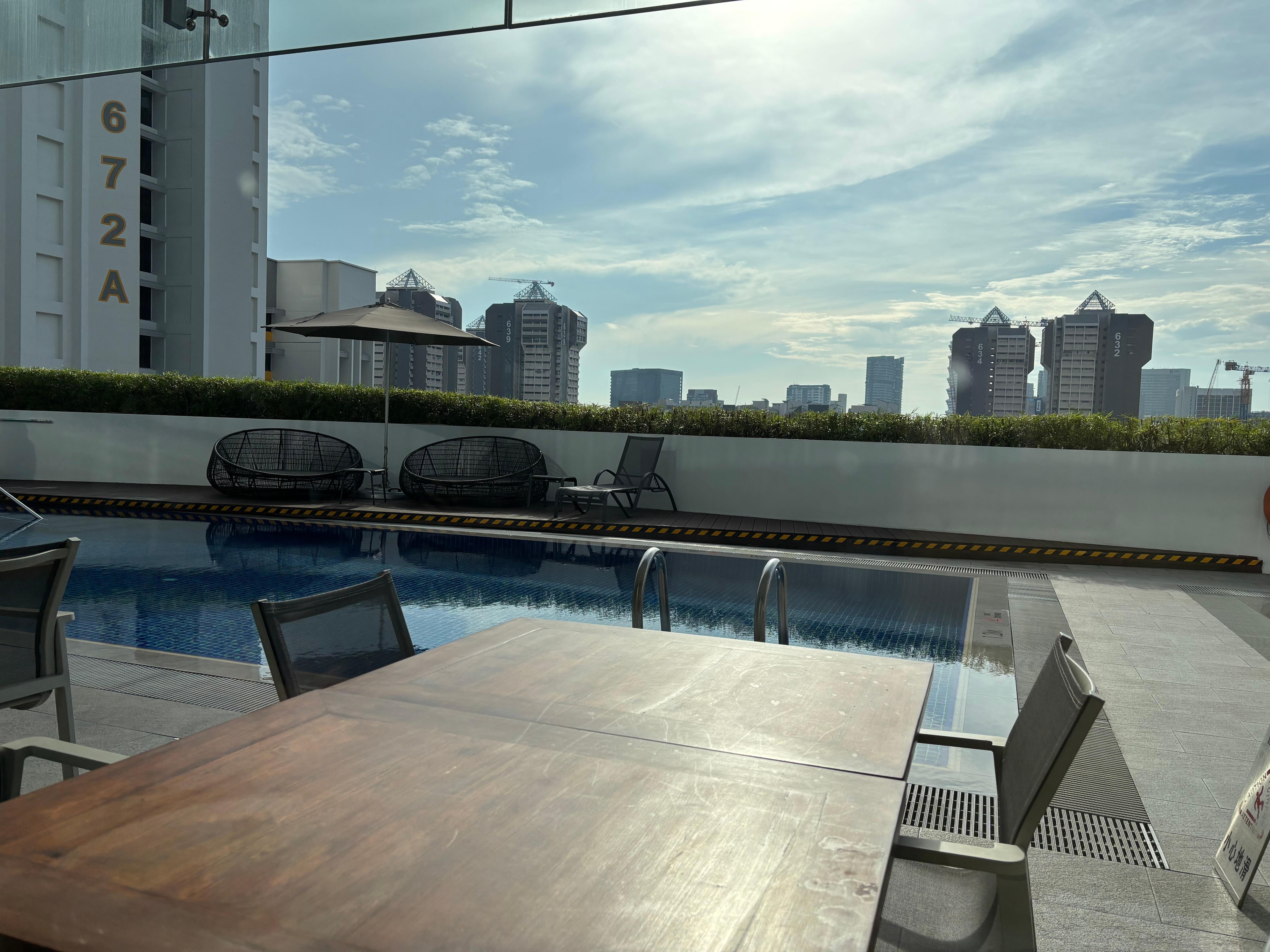 プールサイドでモーニング楽しめます