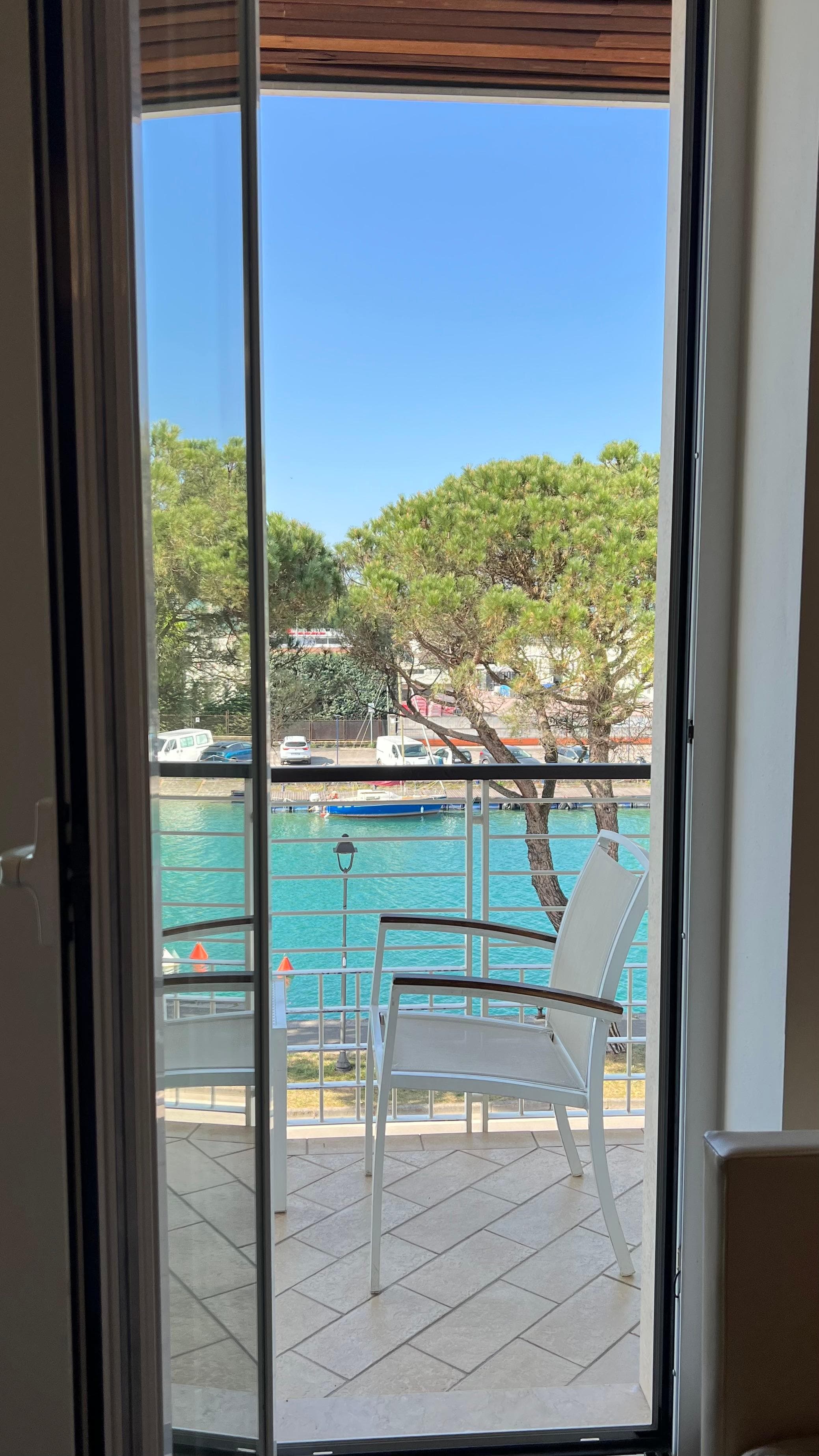 Parvekkeen näkymä kanaaliin ja järvelle