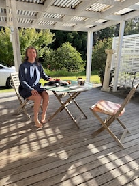 Grande terrasse couverte pour profiter des repas plein air et bbq