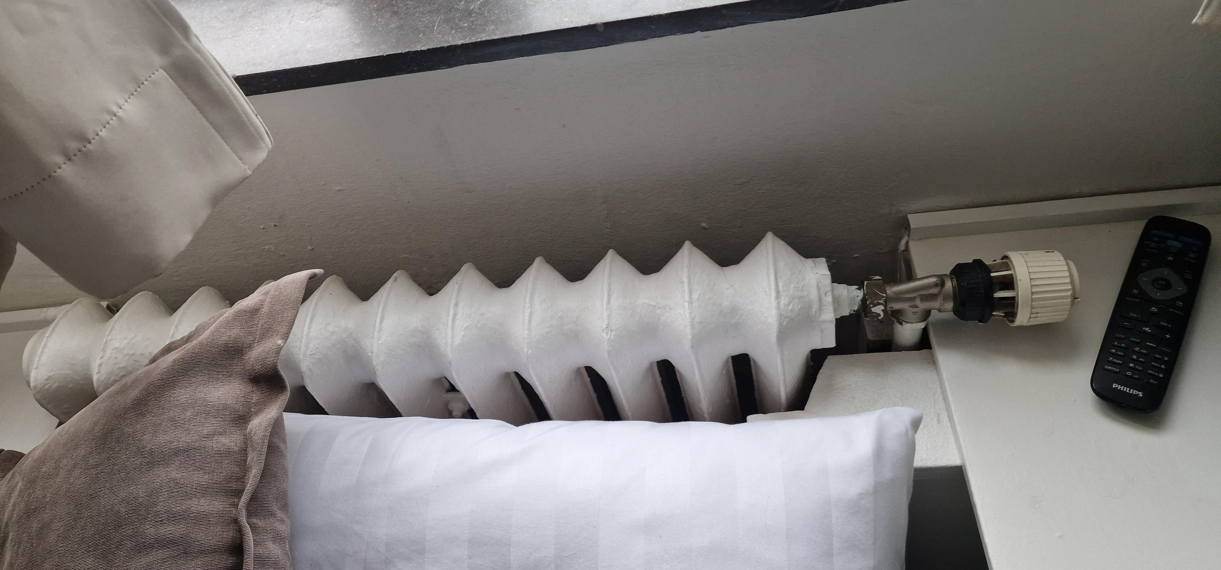 For lite varme fra denne oljefyren, som to under vindu, ved sengehodet. Sto på full varme, var fortsatt kaldt i rommet. 