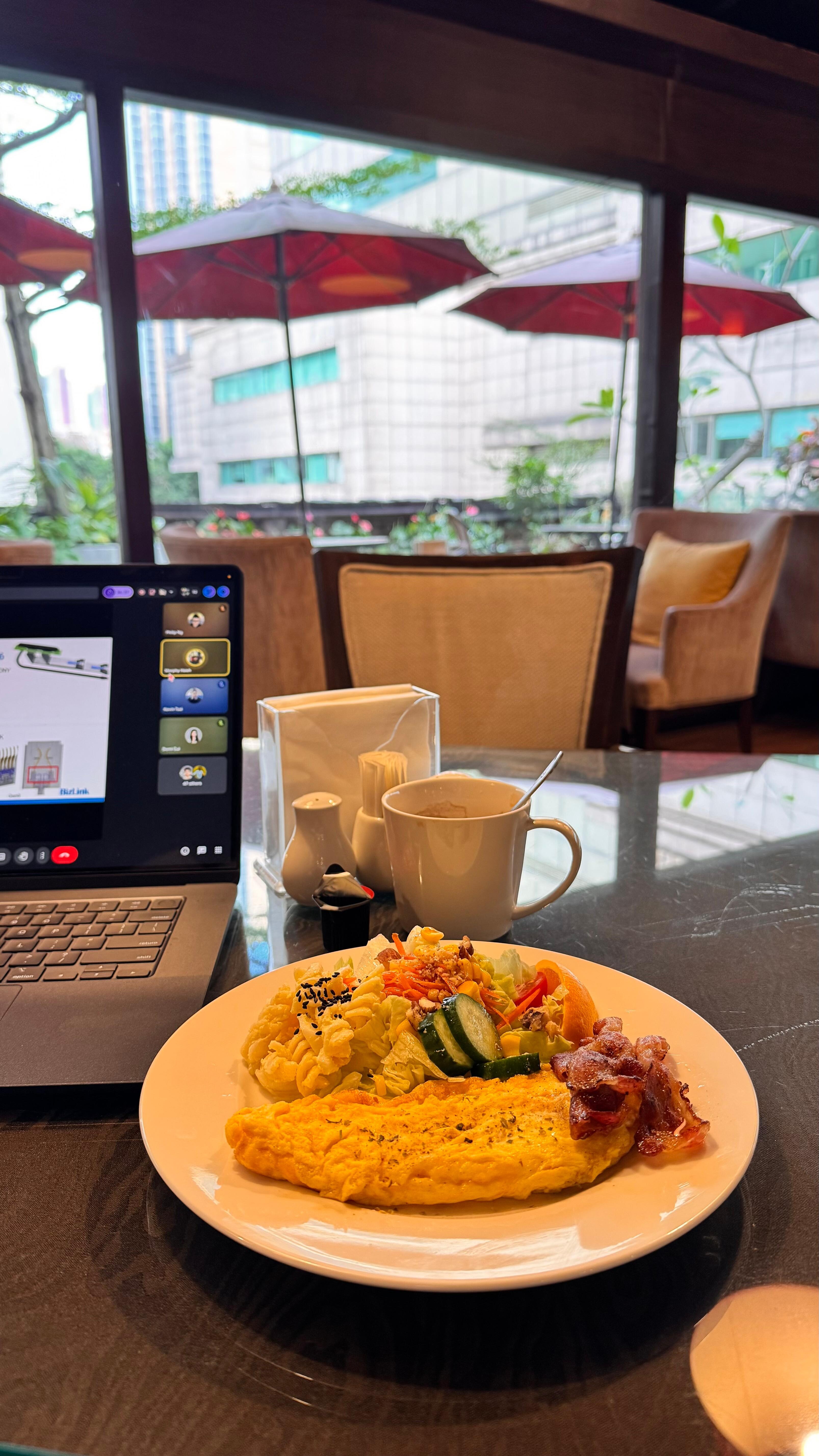 Breakfast is tooooooo simple … expect a bigger breakfast with Chongee, Bacon and Beans, rice, noodles, deserts…. Nothing …