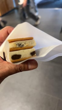 近くには六花亭の本店(歩いて約3分)があり、恒例のアイスサンドを注文