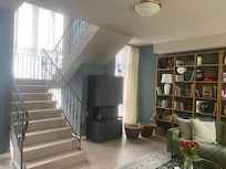 Untere Etage, hier befindet sich dass „Kaminzimmer“ und daneben die Küche