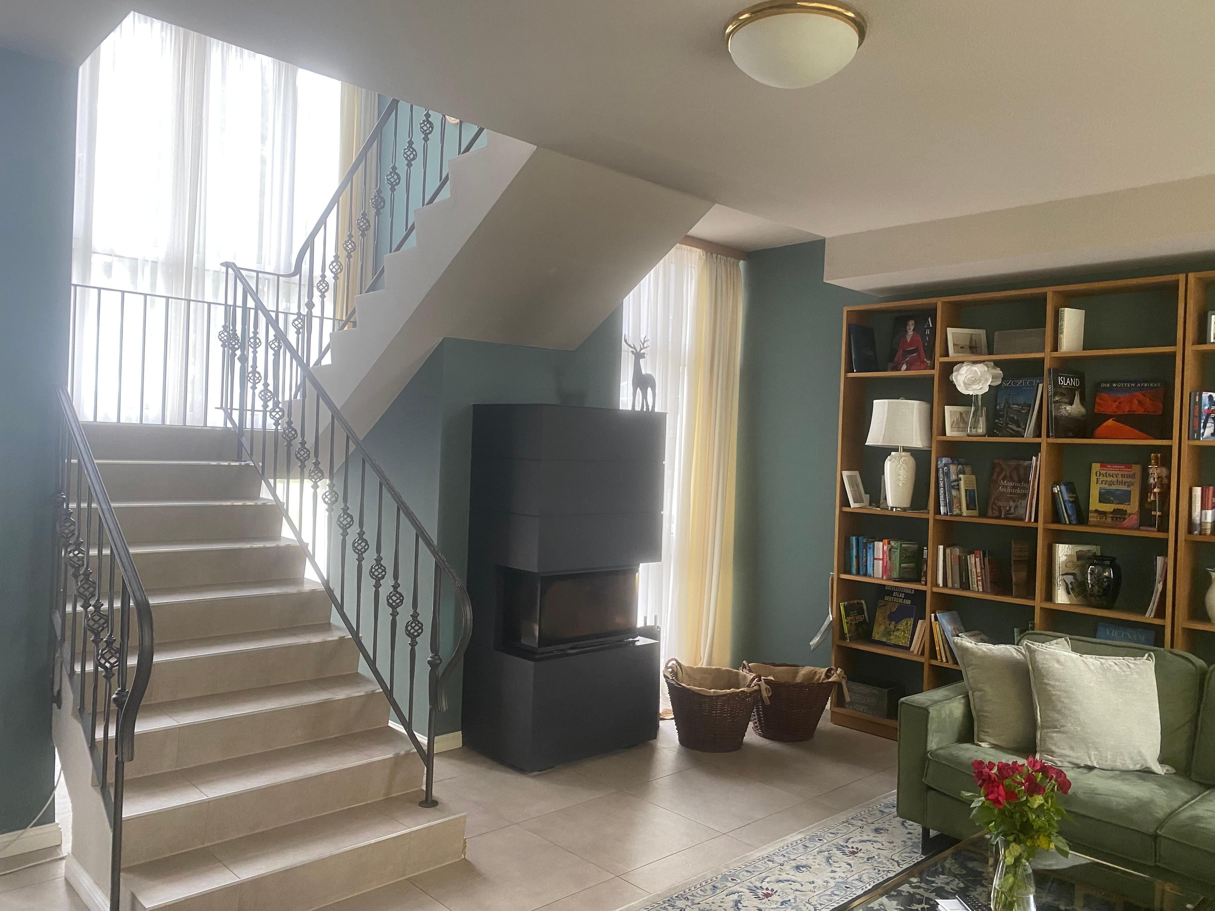 Untere Etage, hier befindet sich dass „Kaminzimmer“ und daneben die Küche