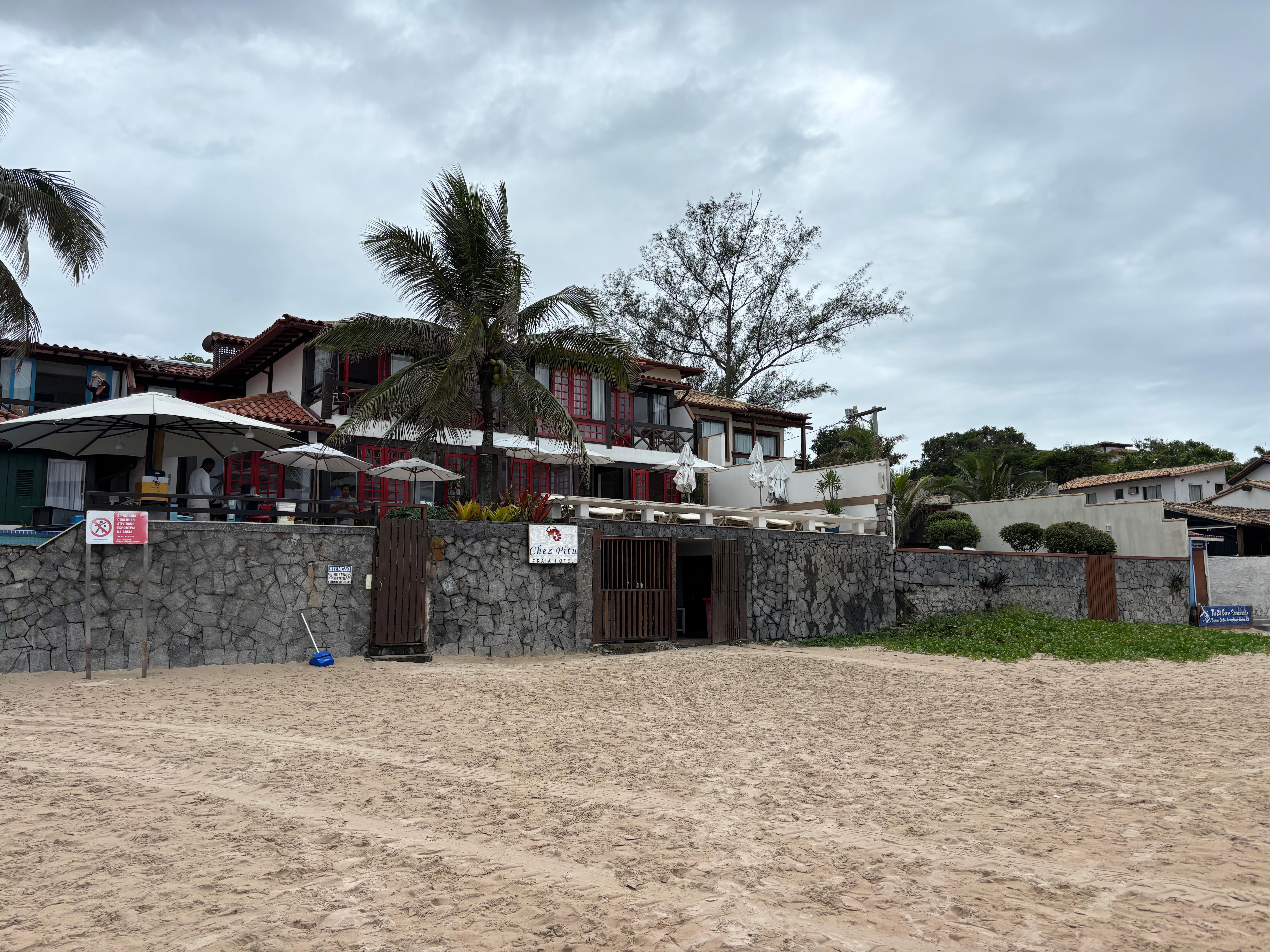 A Pousada vista da praia.