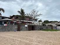 A Pousada vista da praia.