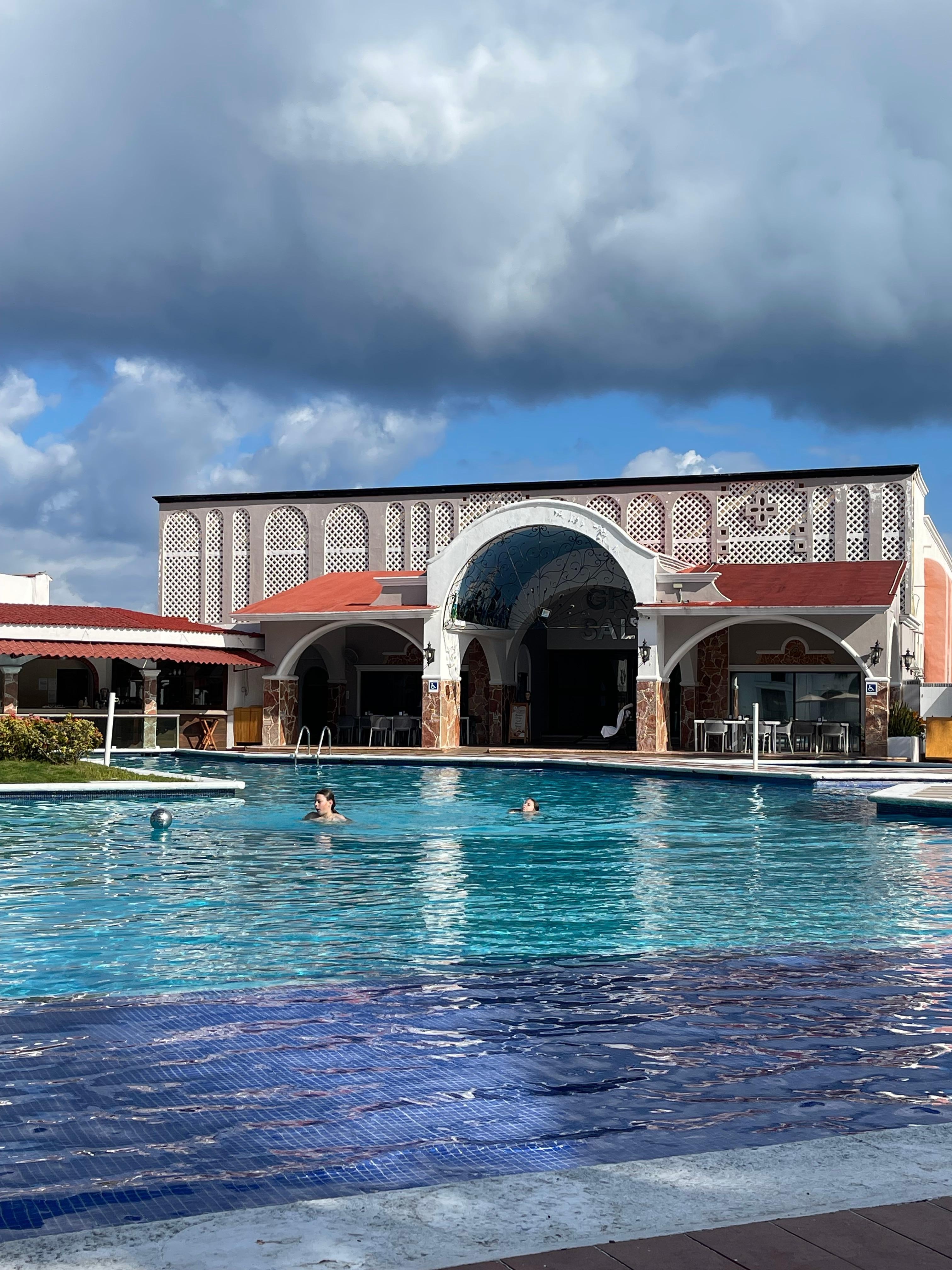 Blick auf Teile des großen Pools und das Spa