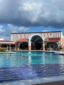 Blick auf Teile des großen Pools und das Spa