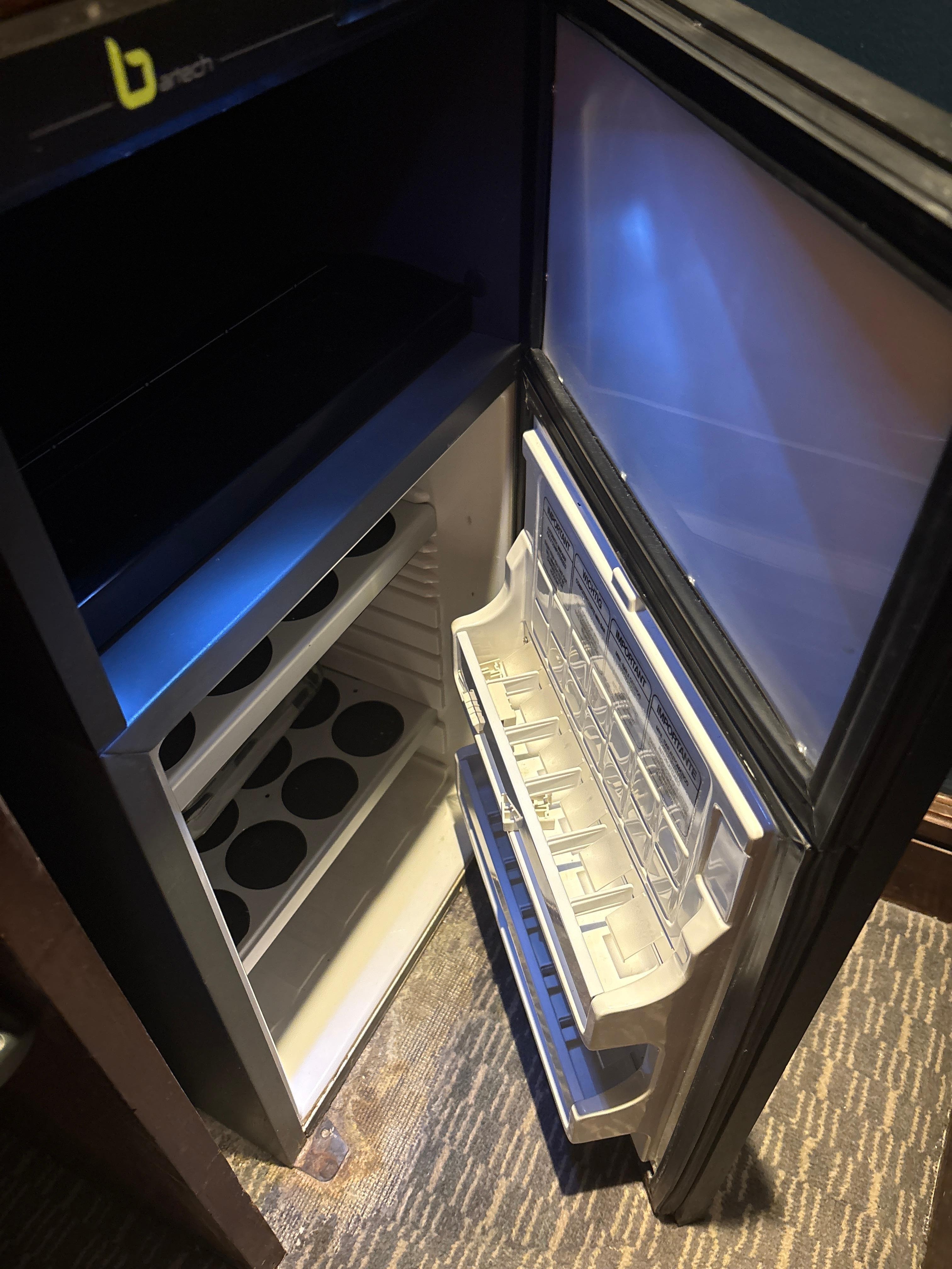 Frigo bar vuoto…. Una bottiglia di acqua naturale al giorno offerta e basta.