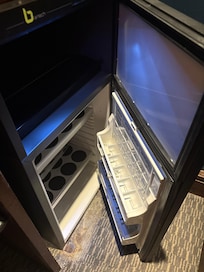 Frigo bar vuoto…. Una bottiglia di acqua naturale al giorno offerta e basta.