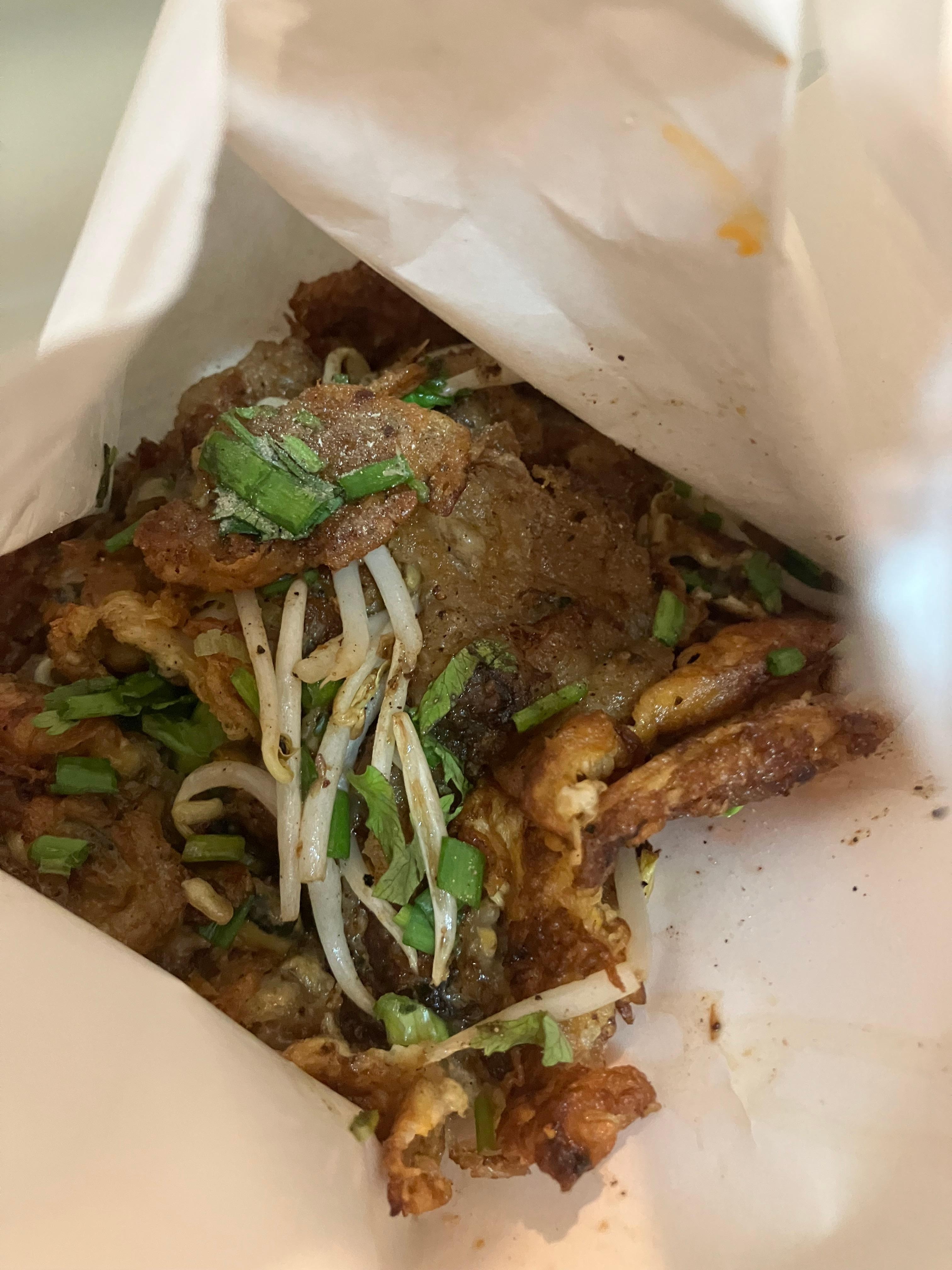 屋台街の牡蠣と卵炒め