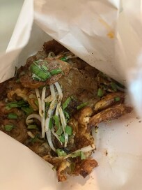 屋台街の牡蠣と卵炒め