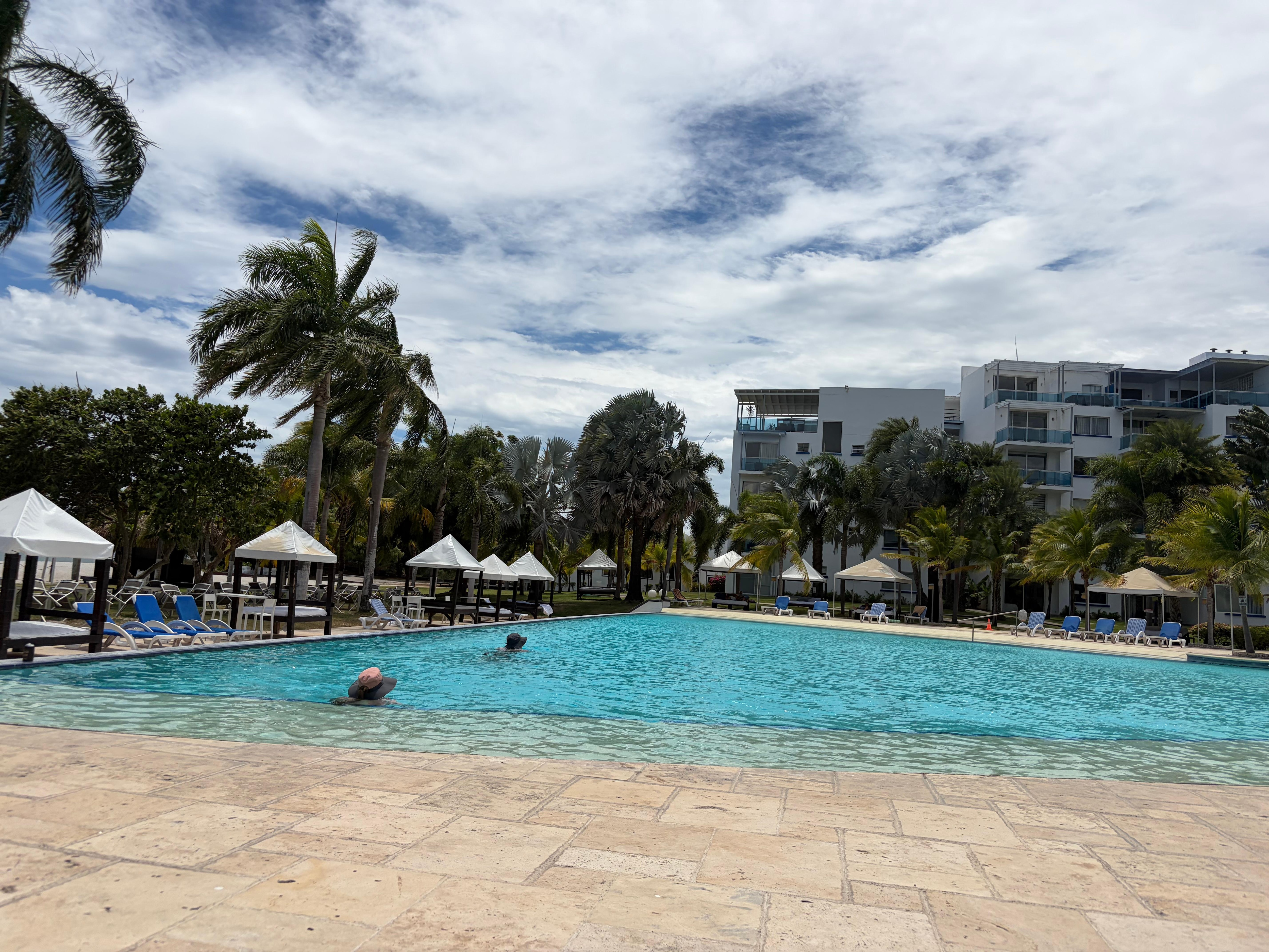 Very nice pool. Swim up bar and restaurant is open only on weekend tho*
