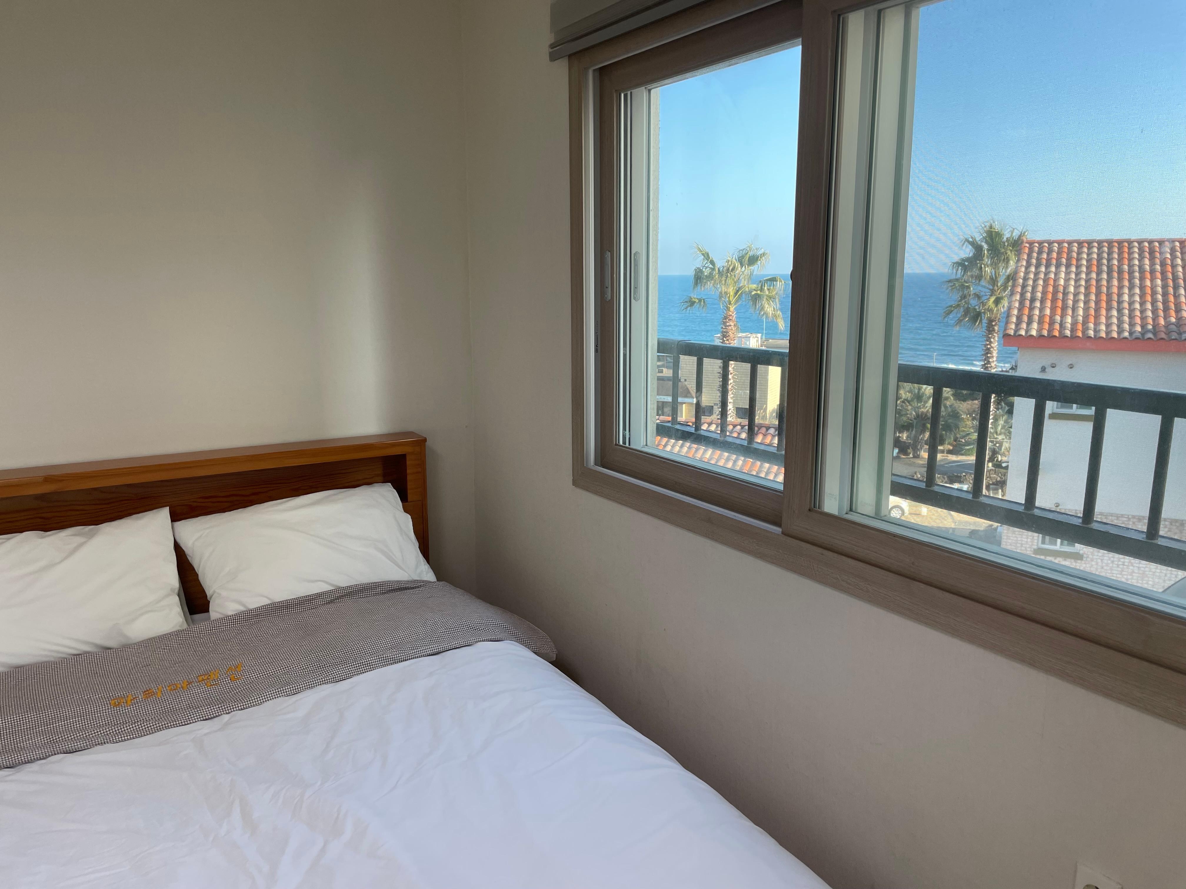 침대도 깨끗하고 바다가 보이는 창