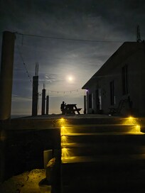 Watching the moonrise and eating under the stars