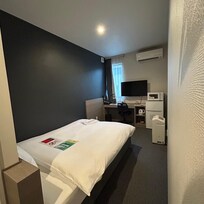 部屋には電子レンジと空気清浄機が完備されてました。
