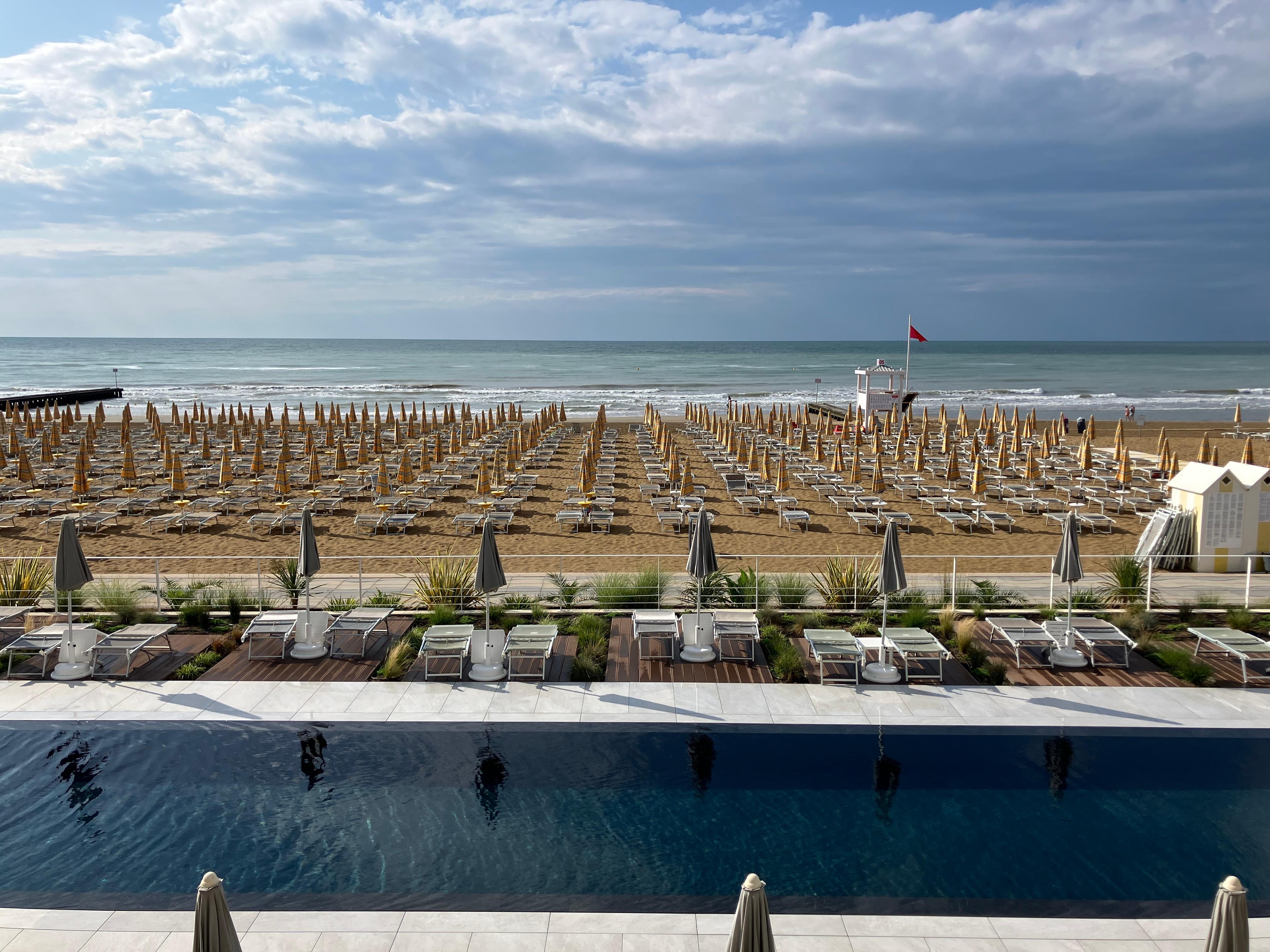 Blick auf den Strand vom Hotel