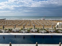 Blick auf den Strand vom Hotel