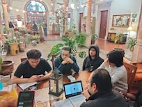 Sesión de alumnos de historia en los patios del Hotel.