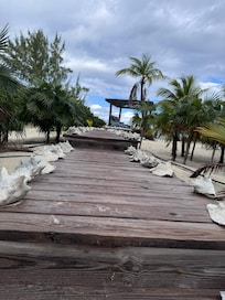 Walk from the house to the beach