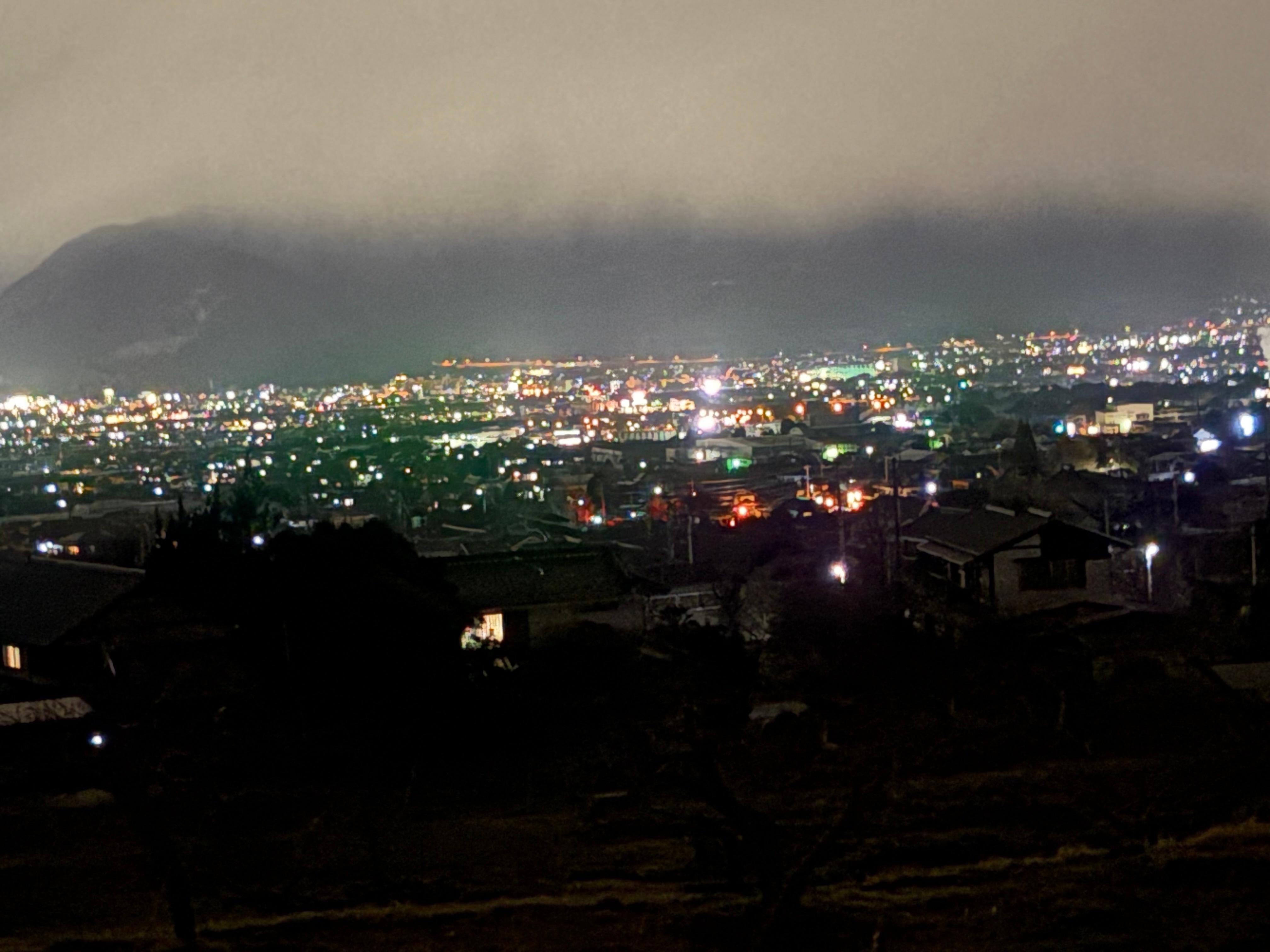   ホテル入口より