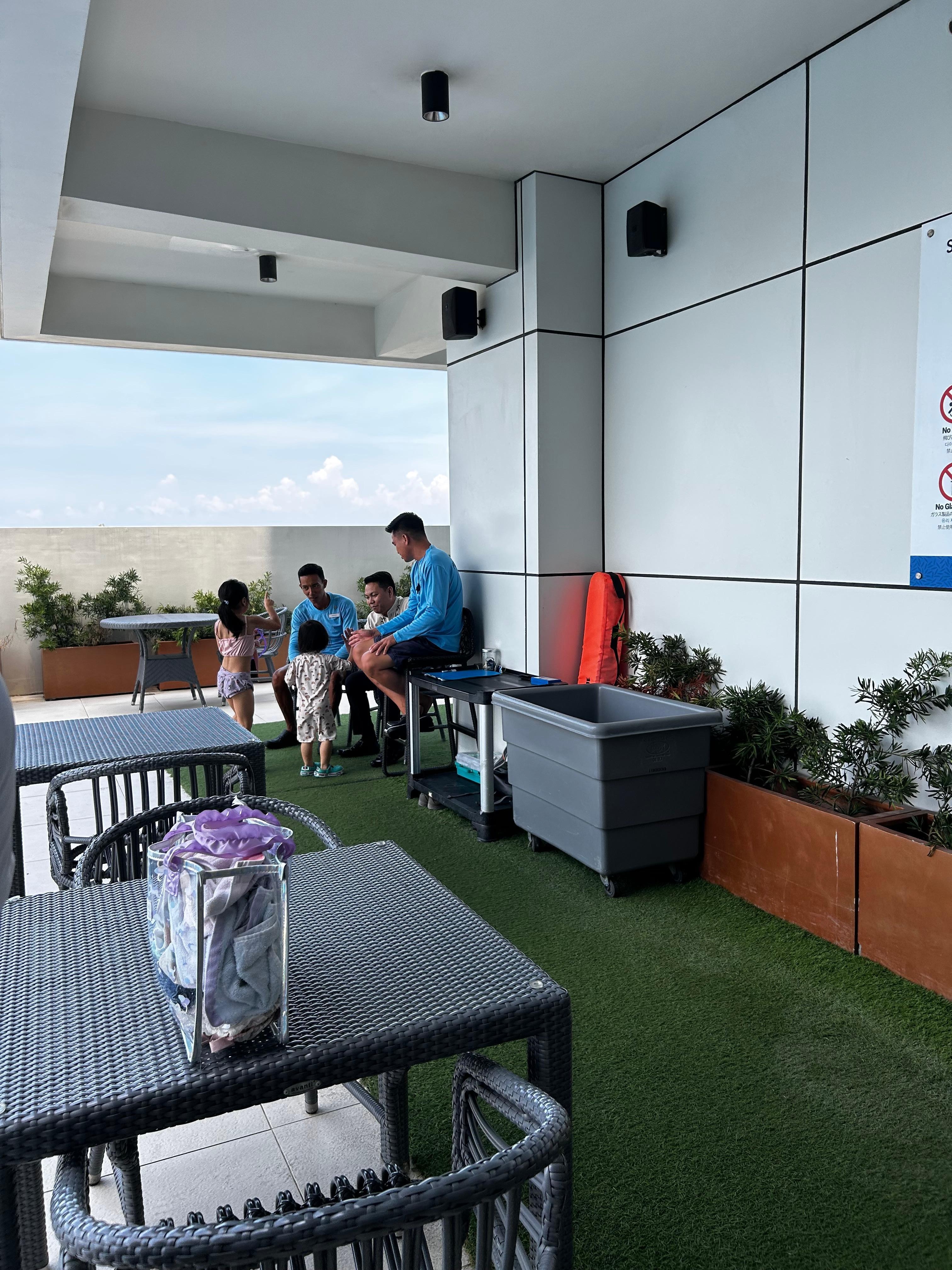 ホテル内のプールで監視員さん達と