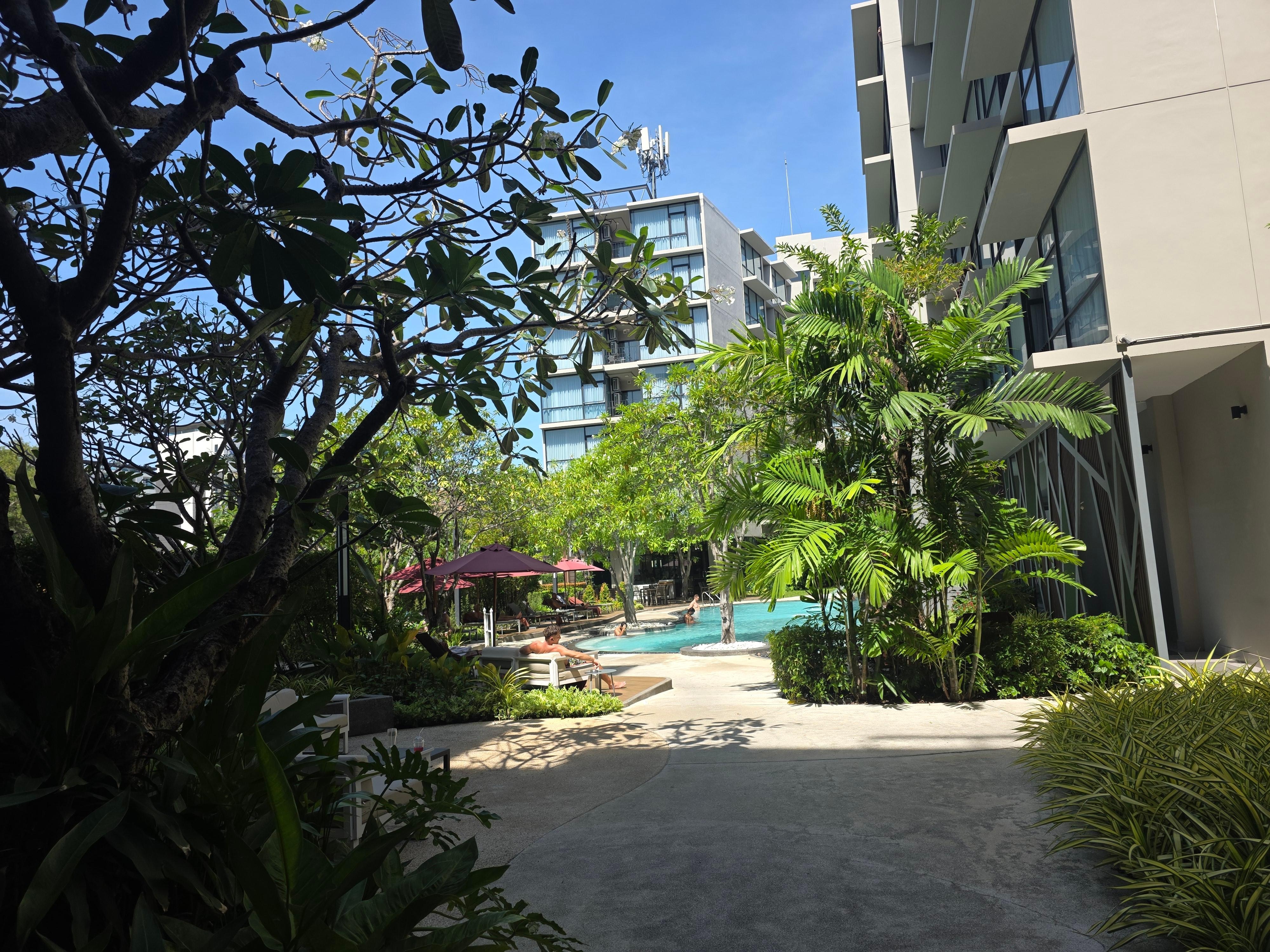 여유가 있는 수영장 가는 길