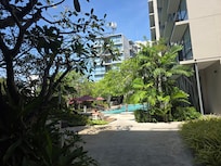 여유가 있는 수영장 가는 길