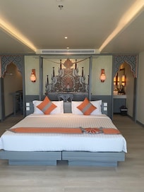 80 sqm room - very large comfy bed