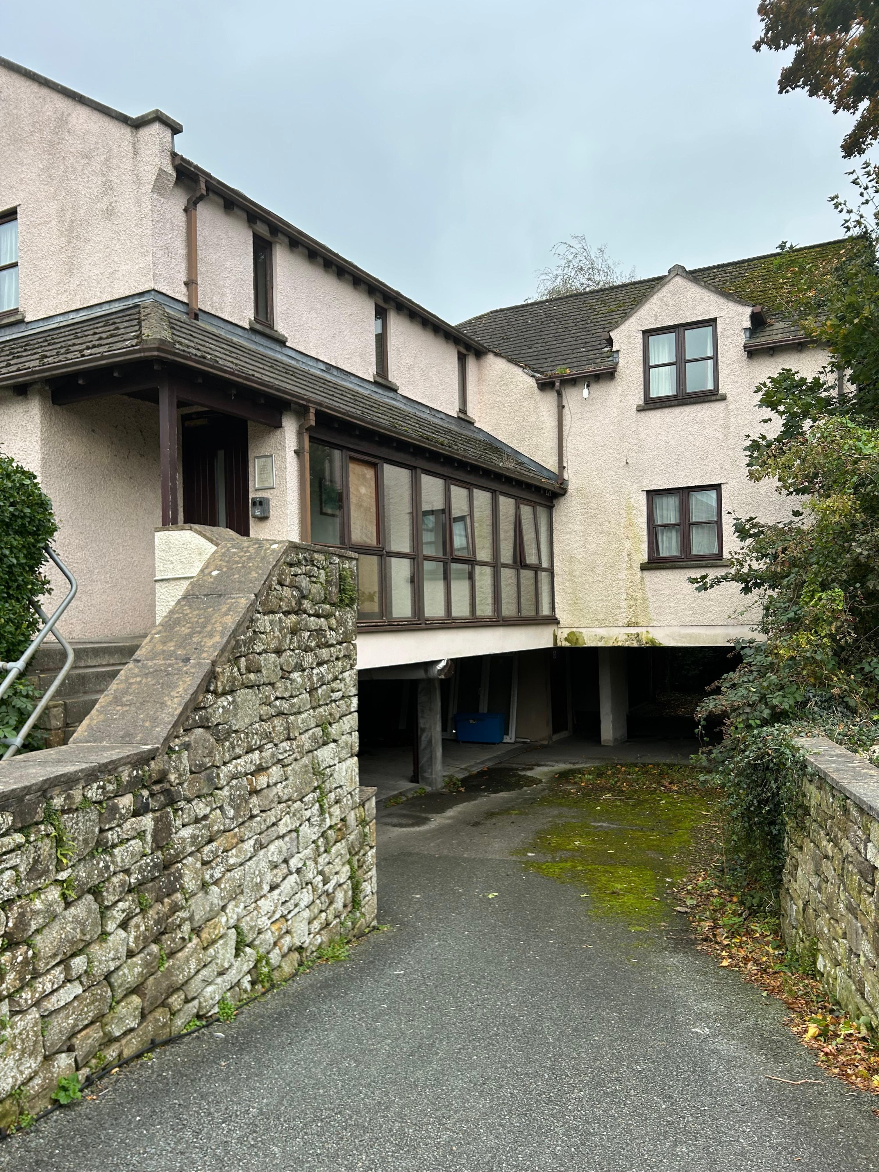 Annex in very poor condition.