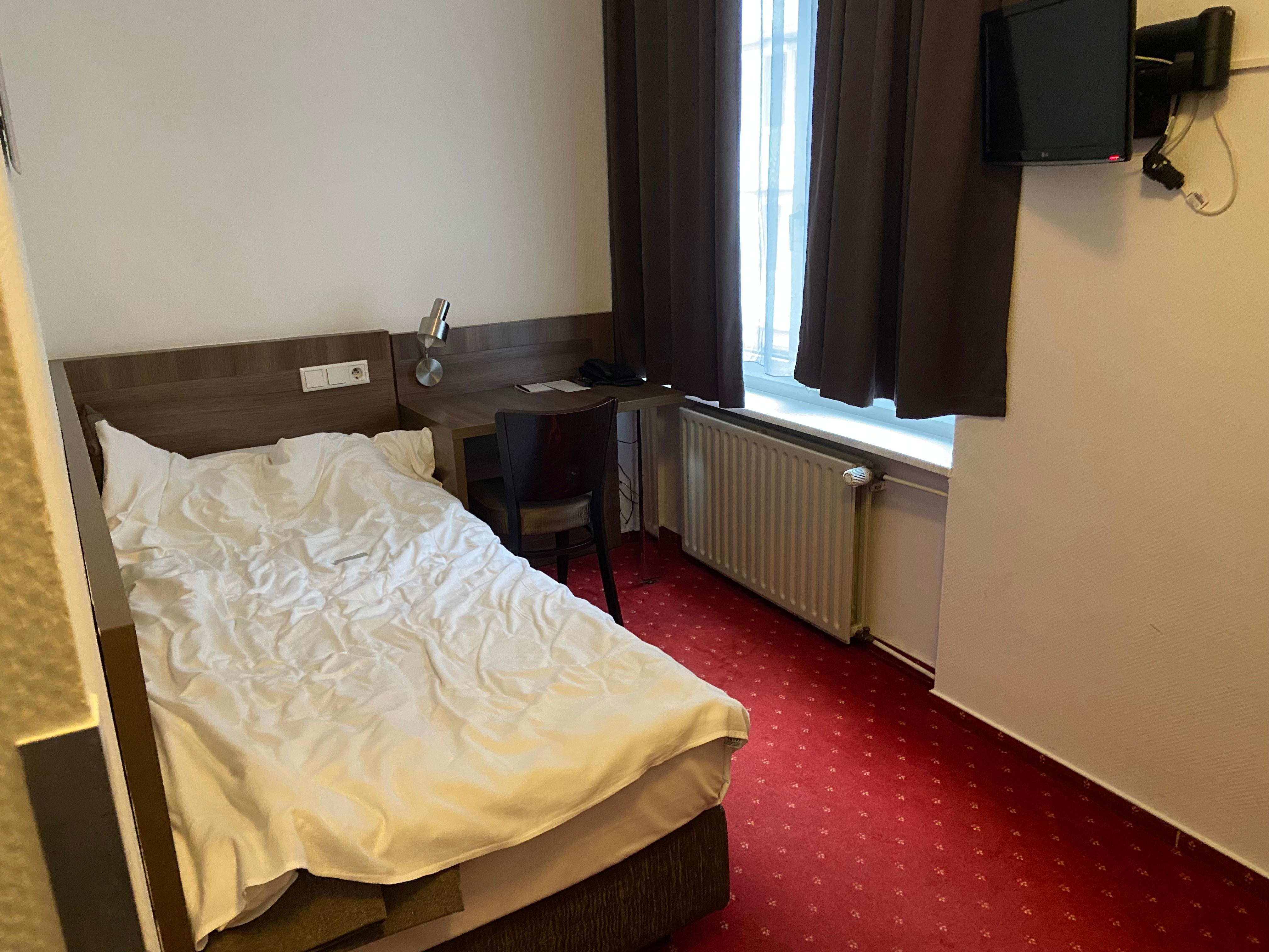 古めかしい感じの部屋だったが、それが落ち着いた感じを演出していた