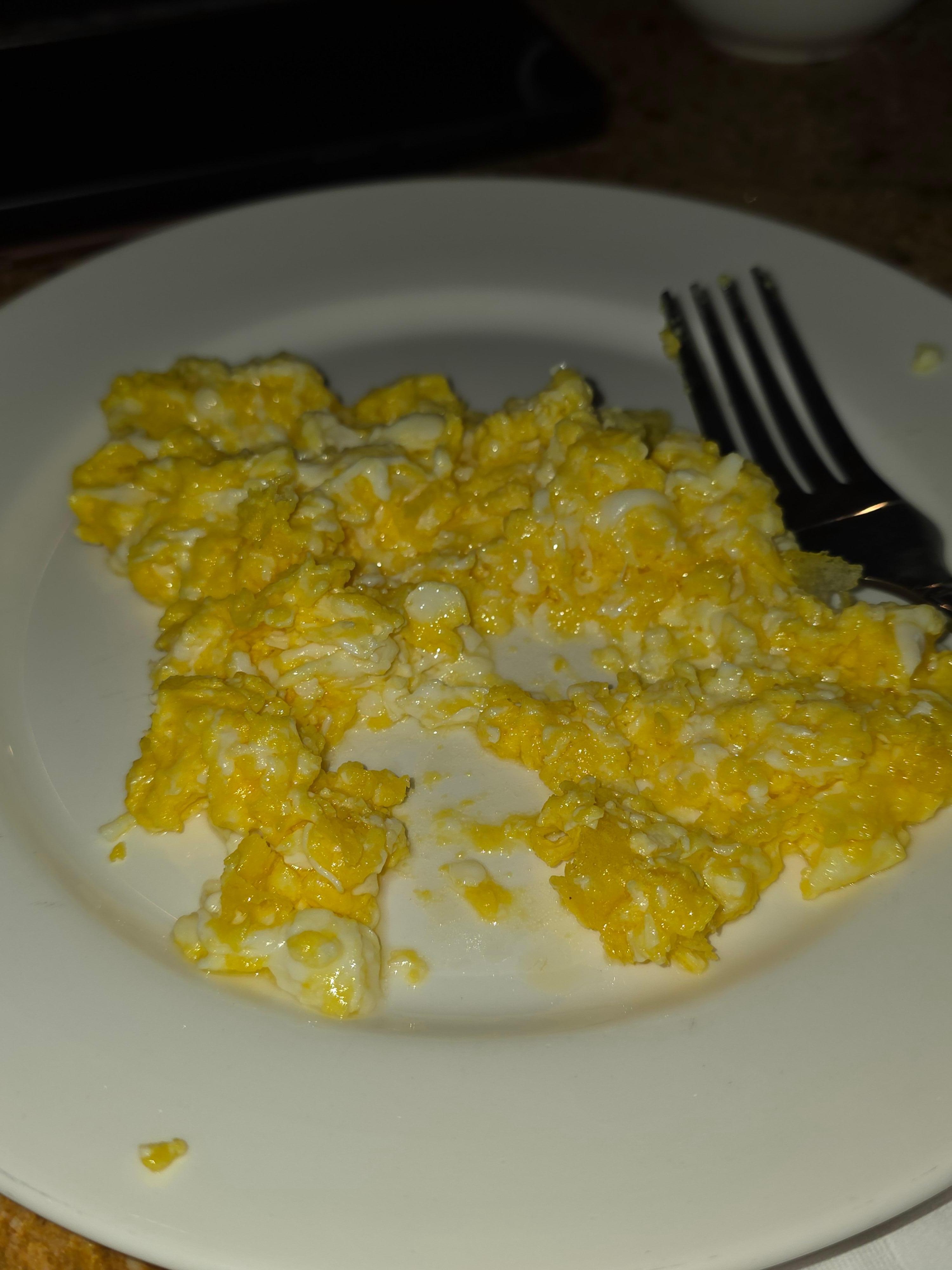 Un cooked eggs 