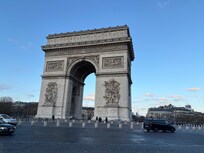 10 min walk to Champ-Élysées and Arc du triomphe.