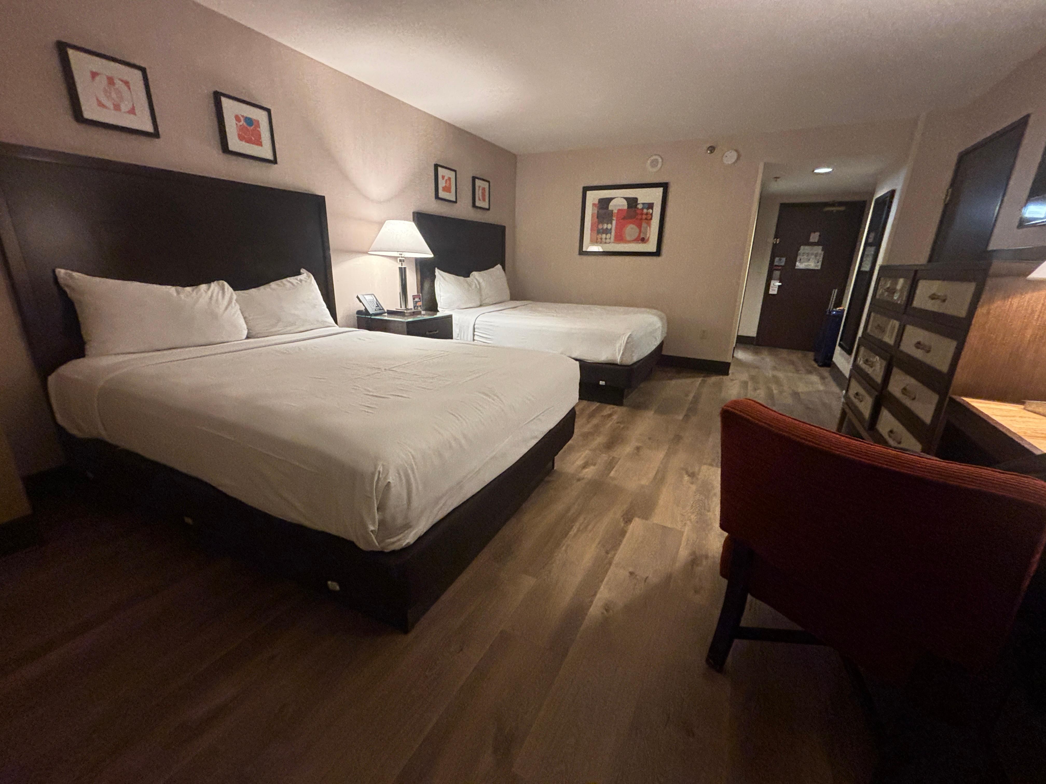 部屋はリニューアルされ た（といっても壁紙とフロアだけ）West Towerで冷蔵庫付きの部屋をアサインされました。