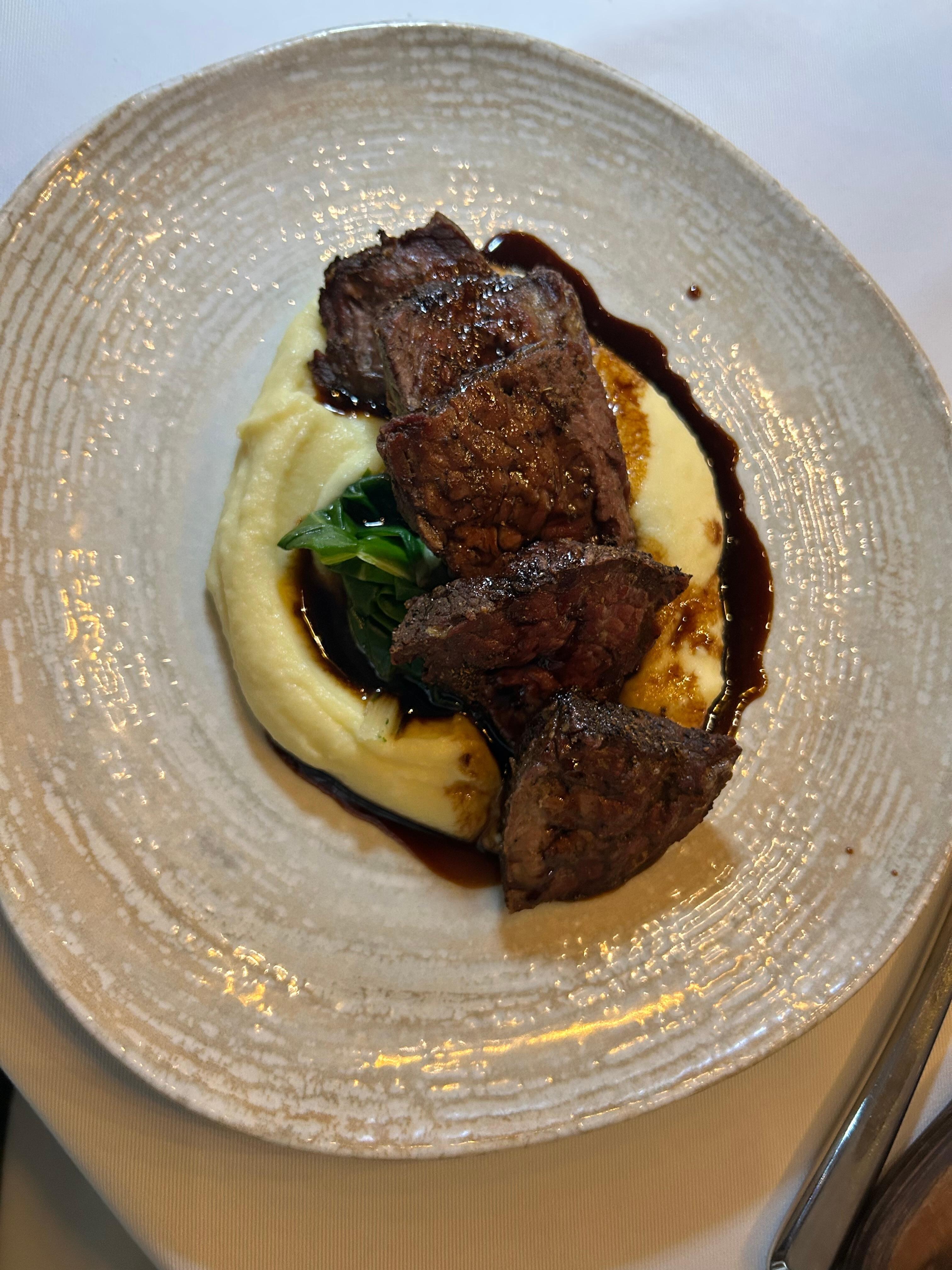 Restoranda yemekler harikaydı. Biz filet mignon ve district burger tercih ettik. Mantar çorbası ise efsaneydi. Bizi restoranda yönlendiren garson Davor harika bir insan. Sabah kahvaltısı için verdiğiniz her kuruşa değer. 