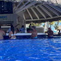 En la piscina la barra dentro de la piscina