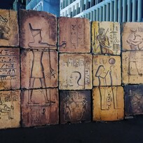 Des graffitis près de l'hôtel