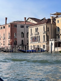 Fachada de frente do hotel